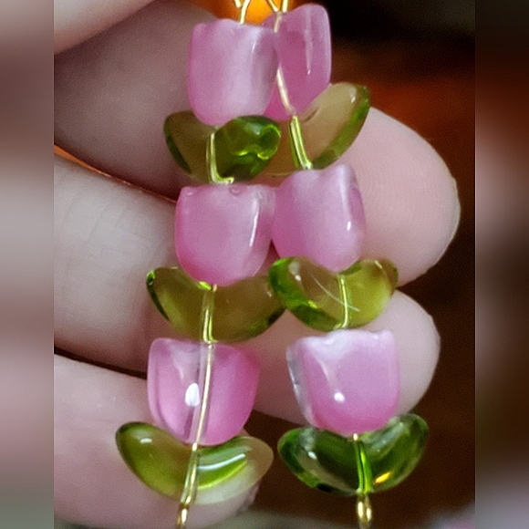 Handmade lampwork glass tulip 🌷 bead earrings. - Picture 2 of 4